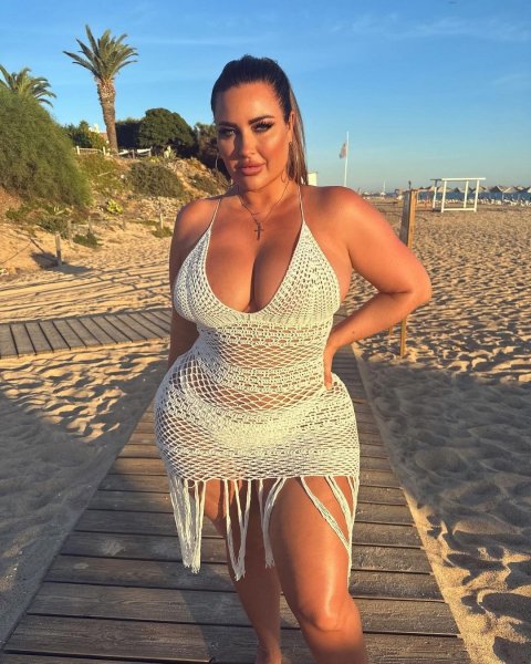 Ханна в прозрачном наряде