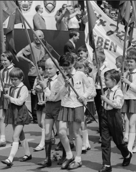 Пионеры ГДР. 6-9 лет,синие галстуки. Старше -красные...