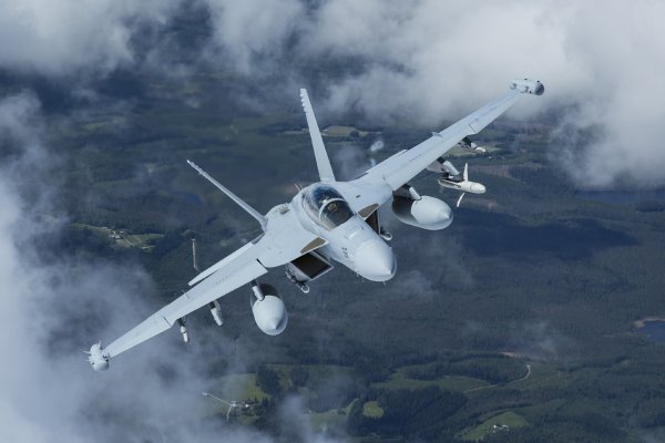samolet-reb-ptb-aim-120-amraam-konteiner-reb-alq-21-agm-88-h