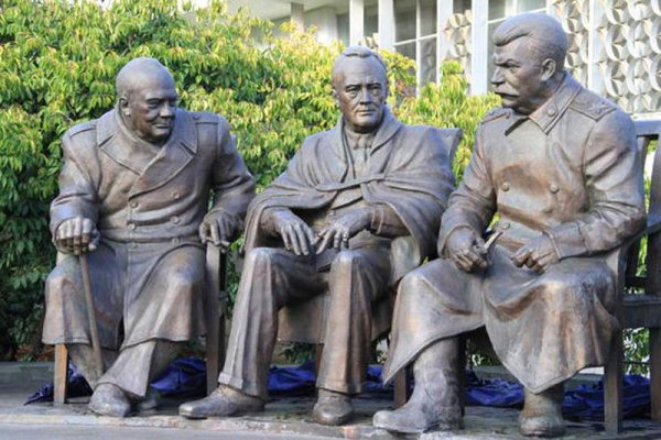 Памятник великой тройке в Ялте 800