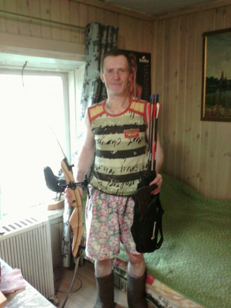 Крутой арбалет.Зарядишь стрелой с двумя лезвиями кабану пипец