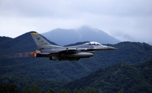 istrebitel-usaf-f-16-fighting-falcon-1