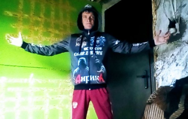 Юрсон в принтованой одежде с Москвы