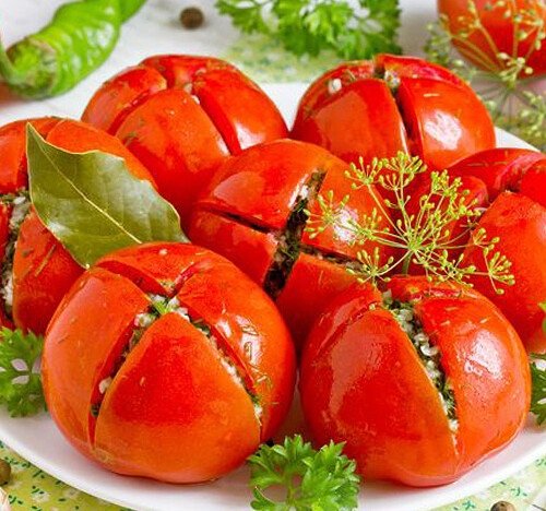 Малосольные помидоры, фаршированные чесноком и зеленью