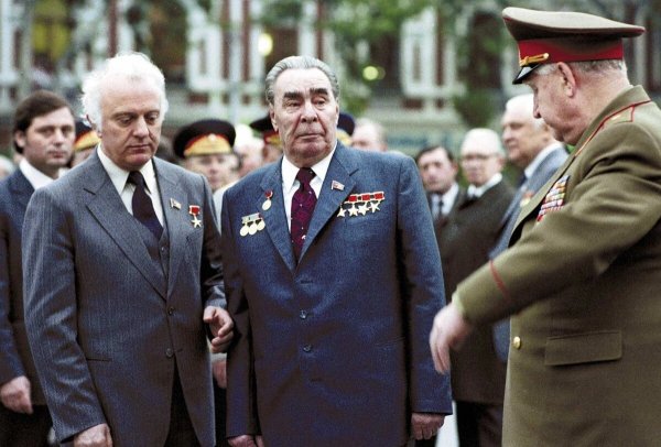 Шеварнадзе, Брежнев и Язов кажется