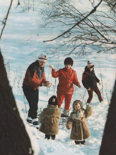 Бабушка и дедушка с внуками, 80-е