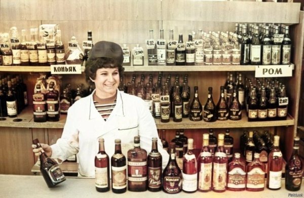 Продавщица так называемого винного отдела