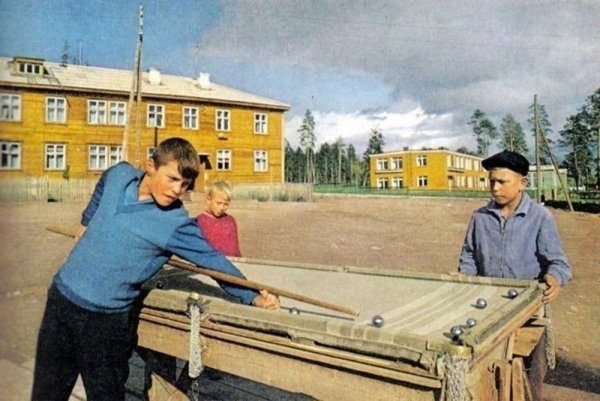 Самодельный бильярд у пацанов, Брацк 1967г