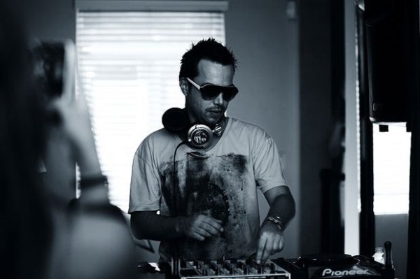 Sander Van Doorn feat. Carol Lee - Love Is Darkness Ummet Ozcan Remix